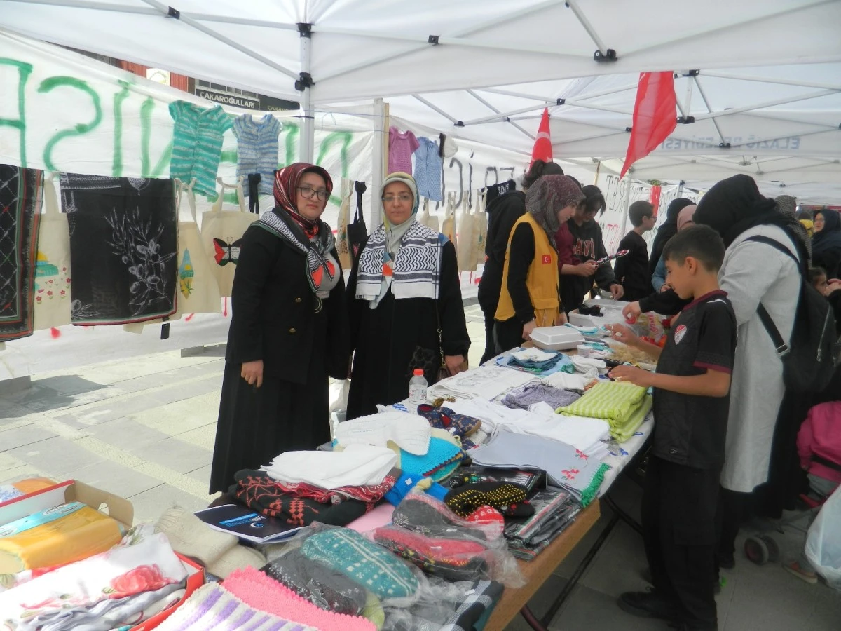 İyilik Derneği kermesi Elazığ 15 Temmuz Meydanı’nda gerçekleşti! Gazze İçin Destek Yapıldı. 