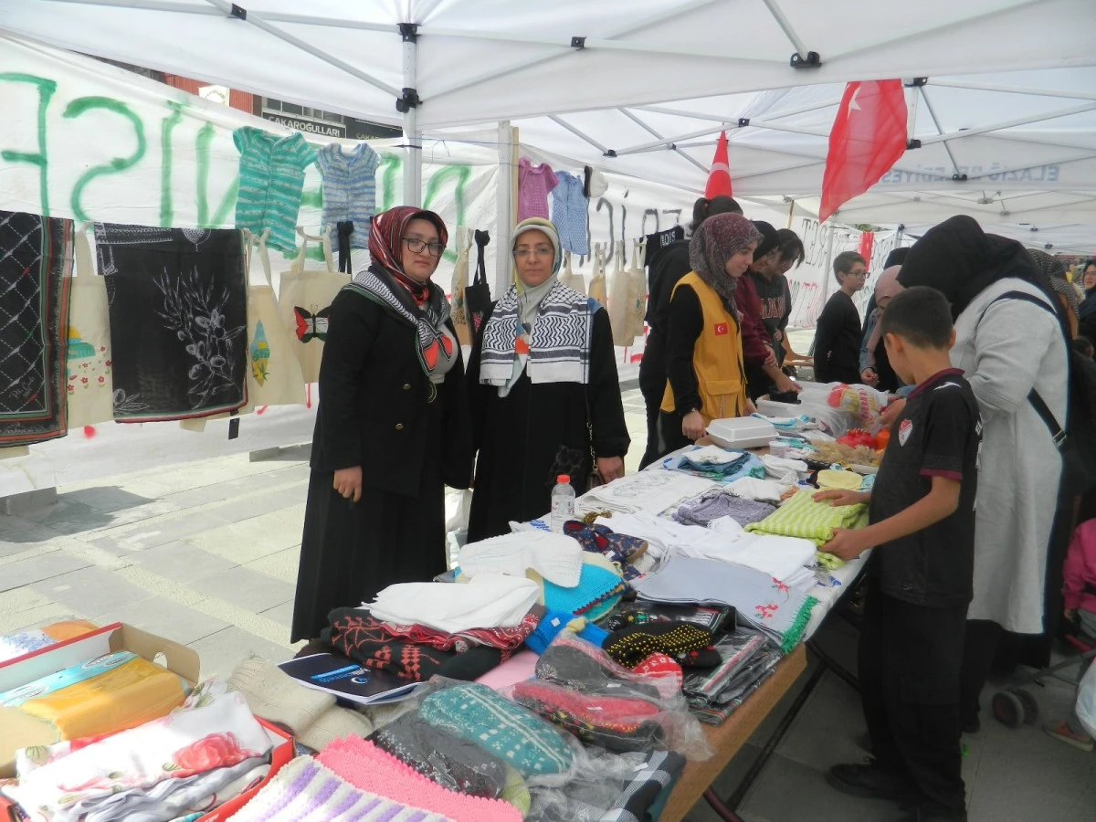 İyilik Derneği kermesi Elazığ 15 Temmuz Meydanı’nda gerçekleşti! Gazze İçin Destek Yapıldı. 