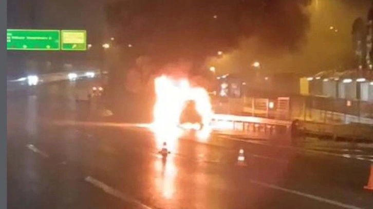 15 Temmuz Şehitler Köprüsü'nde otomobil alev alev yandı