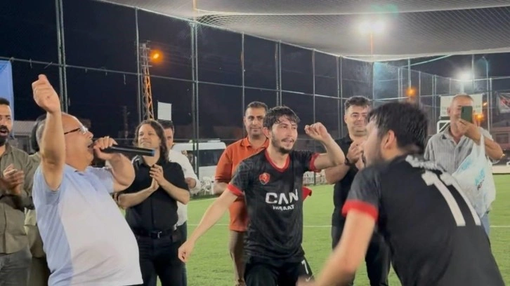 22 yıl sonra bir ilk: Takım şampiyon olunca muhtar göbek attı