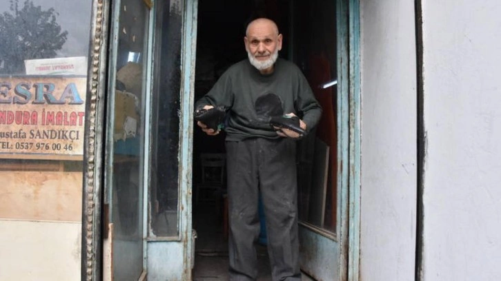 60 yıldır el emeğiyle deri ayakkabı imal ediyor
