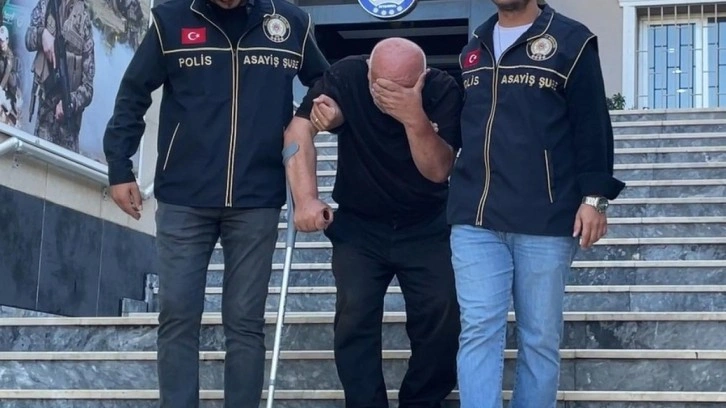 73 yaşında oto hırsızlığından tutuklandı; polisin yardımıyla merdivenden indi