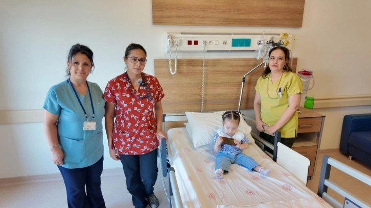 8 aylık bebeğin böbreğindeki kocaman taş parçalandı