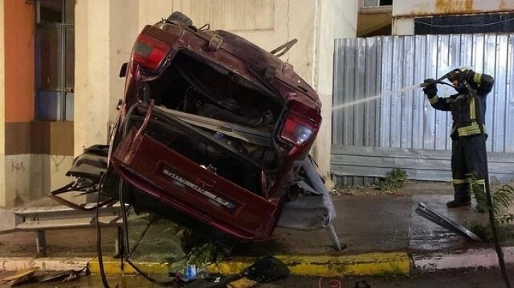 80 metre sürüklendi bariyerlerde asılı kaldı: 2 kişi öldü!