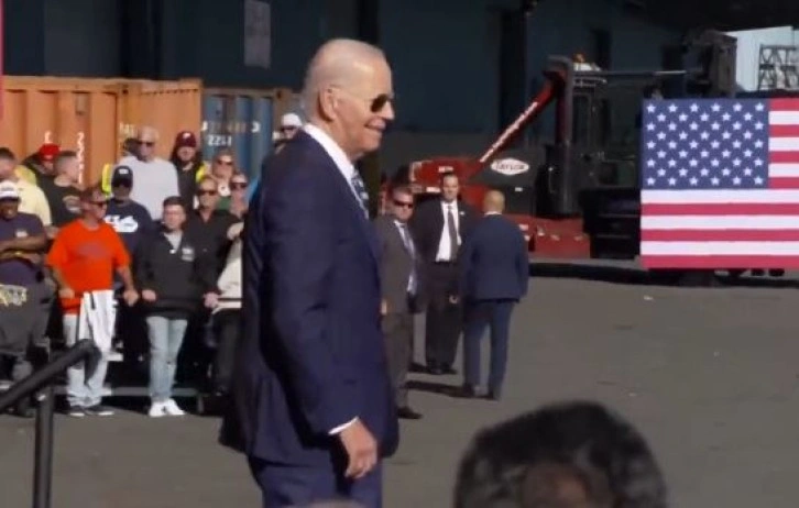 ABD Başkanı Biden yine sosyal medyanın dilinde! Merdivenden d&uuml;ş&uuml;yordu