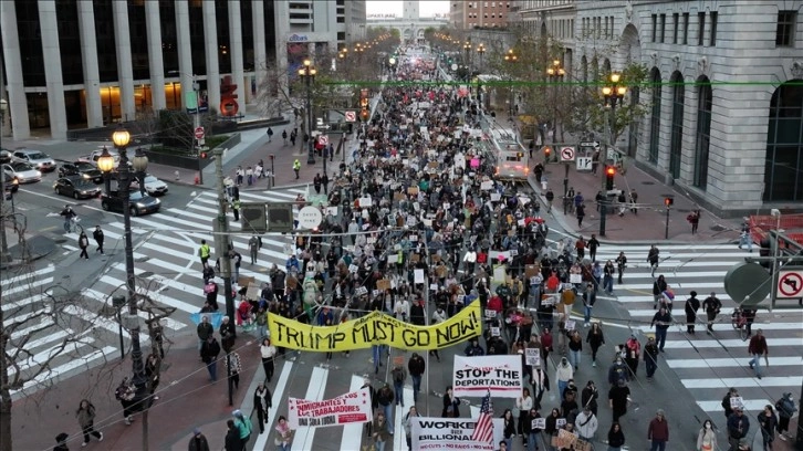 ABD'de g&uuml;venlik g&uuml;&ccedil;lerinin m&uuml;dahaleleri &ouml;fkeyi sokağa taşırarak kitlesel protestolara d&ouml;n&uuml;şt&uuml;r&uuml;