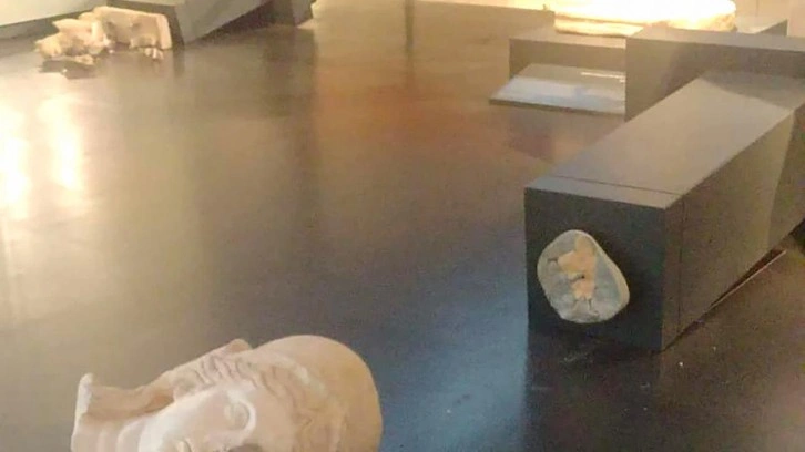 ABD'li bir turist m&uuml;zedeki binlerce yıllık heykelleri kırdı