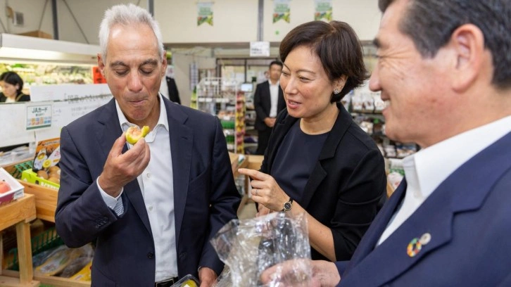 ABD'nin Tokyo B&uuml;y&uuml;kel&ccedil;isi, atık suyun boşaltıldığı Fukuşima'da deniz mahsul&uuml; yedi