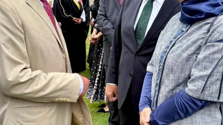 Abdullah Gül İngiltere'de görüntülendi! Kral Charles ile sohbeti damga vurdu