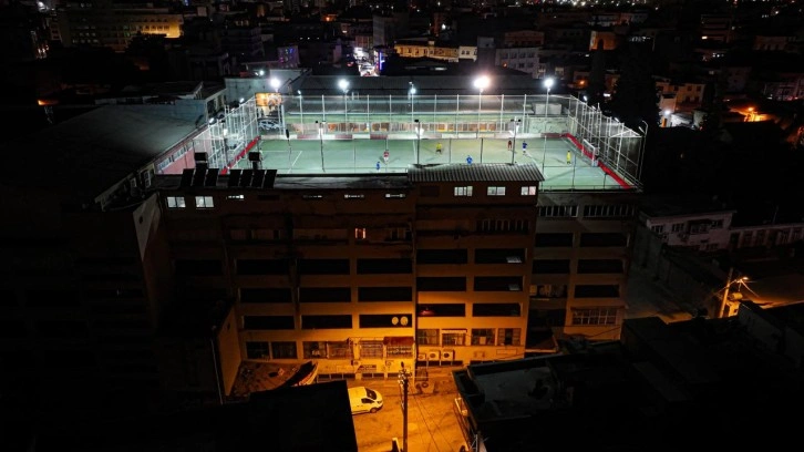 Adana'da bir binanın çatısına halı saha açtılar: Yoğun talep görüyor