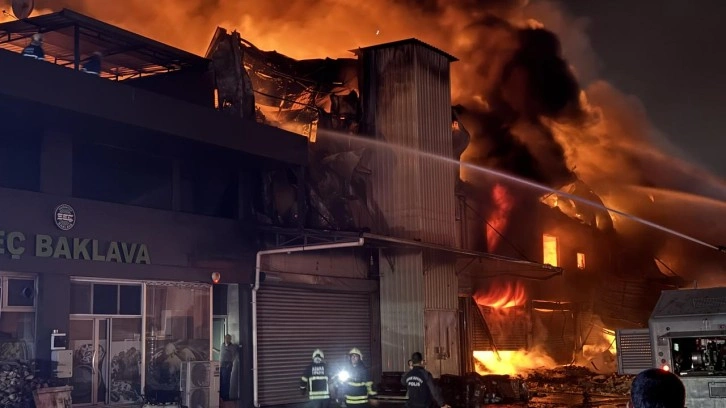 Adana'da hırdavat dükkanında korkutan yangın!