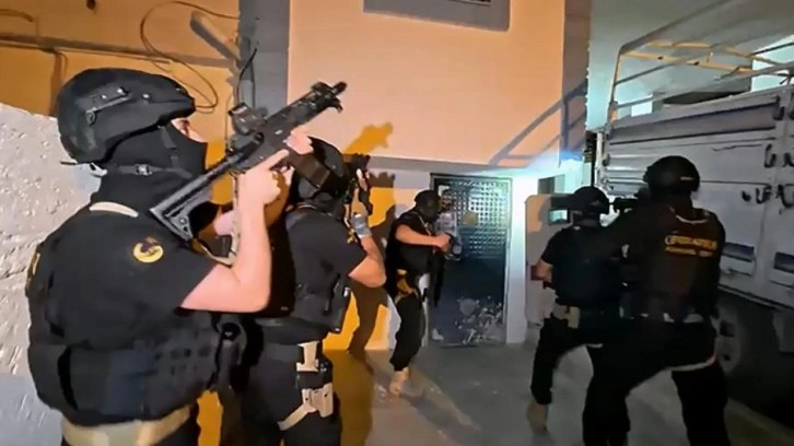 Adana'da operasyon! &Ccedil;ok sayıda zanlı tutuklandı