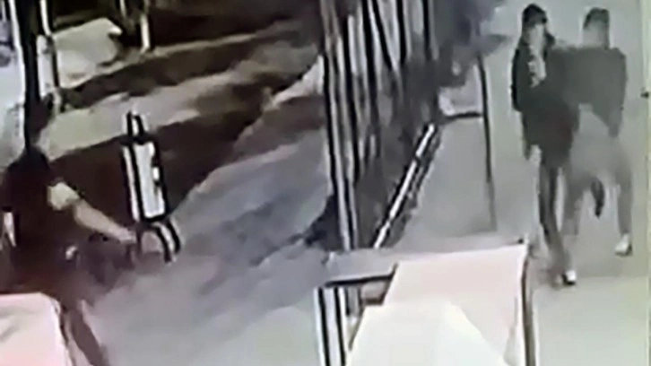 Adana’da parkta lise öğrencilerini dövüp bıçakladılar