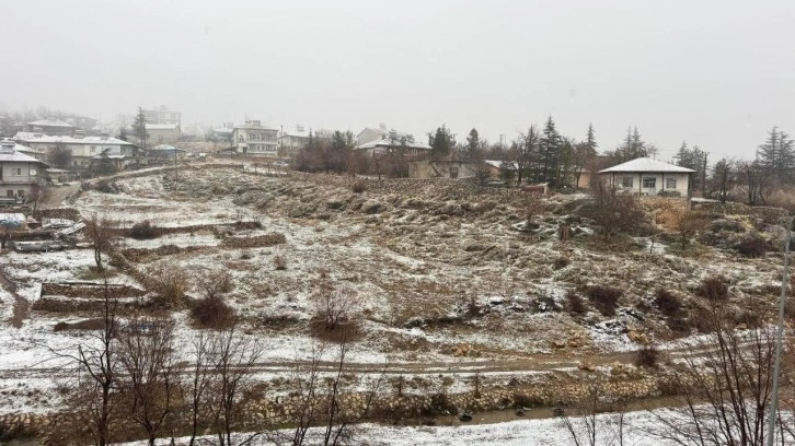 Adana'nın yüksek kesimlerine kar yağdı