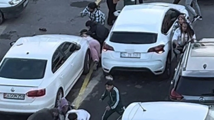 Adliye önü boks ringine döndü: İki aile yumruk yumruğa kavga etti