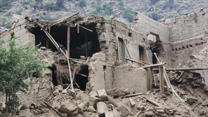Afganistan’da deprem göçü! Korkan halk evini köyünü terk etti!
