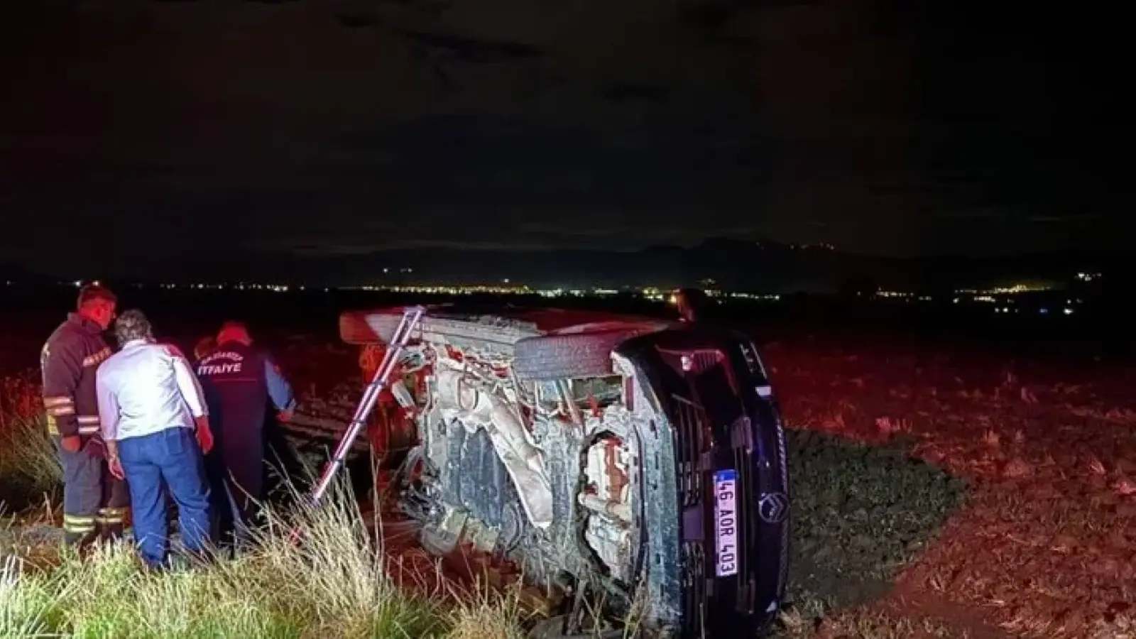 İki ayrı trafik kazasında 21 kişi yaralandı