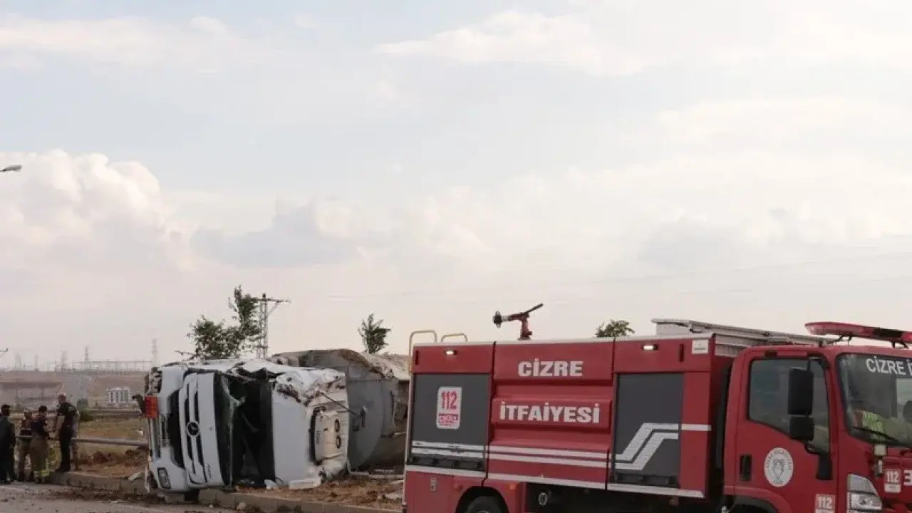 Devrilen akaryakıt tankerinin sürücüsü yaralandı