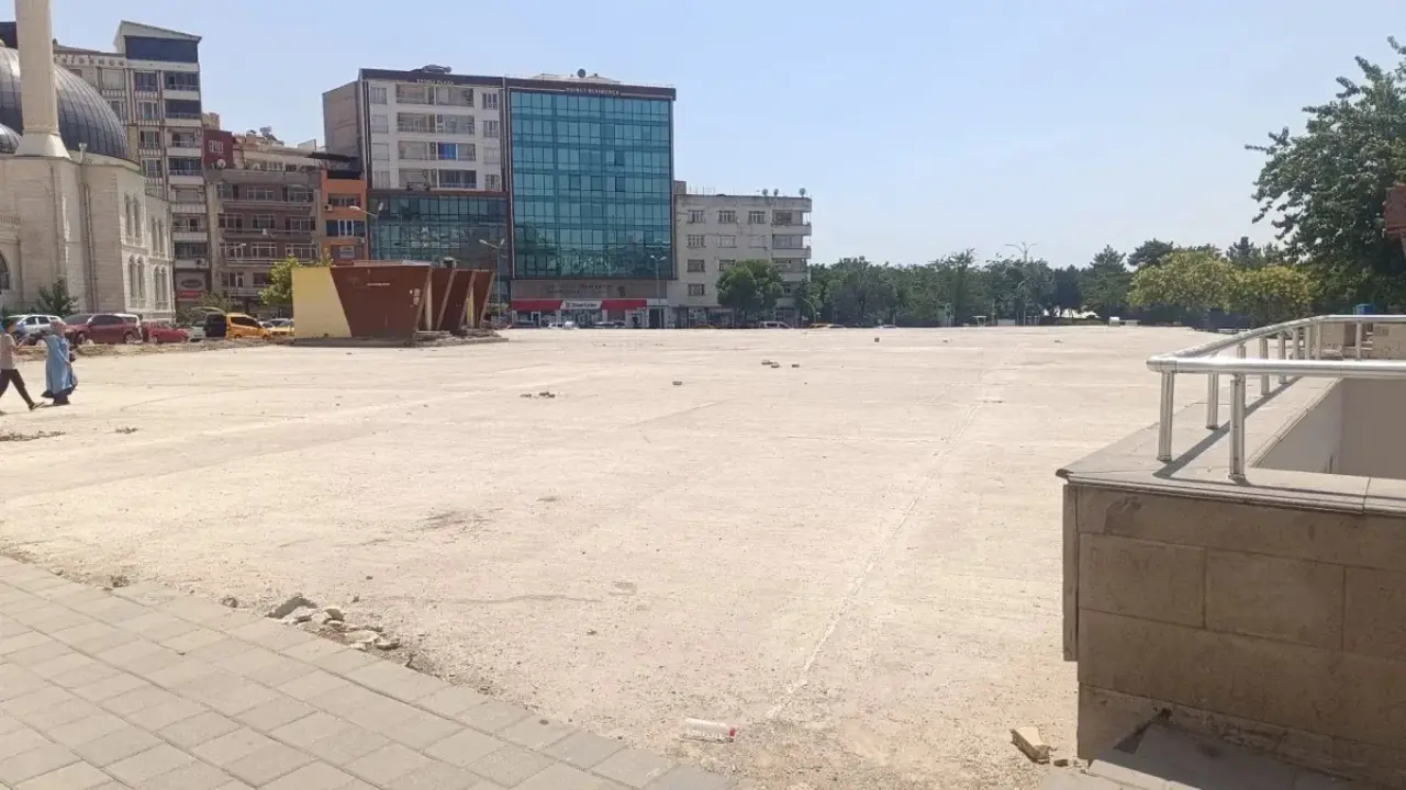 Tarihler Geçti, Meydan Bitmedi...