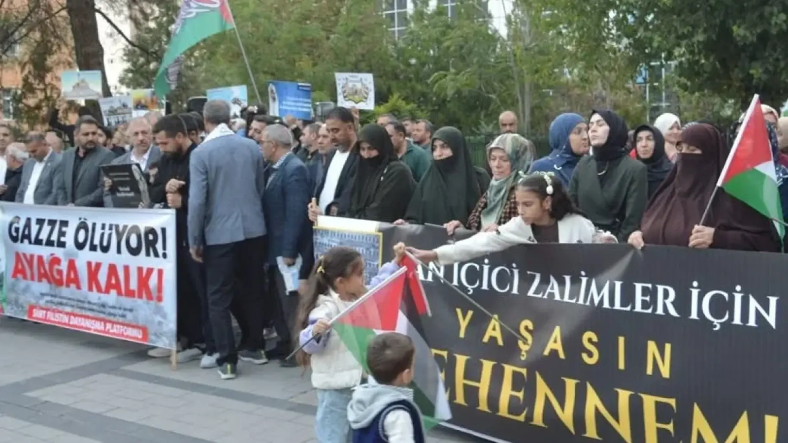 “Buradayız, ayaktayız!”