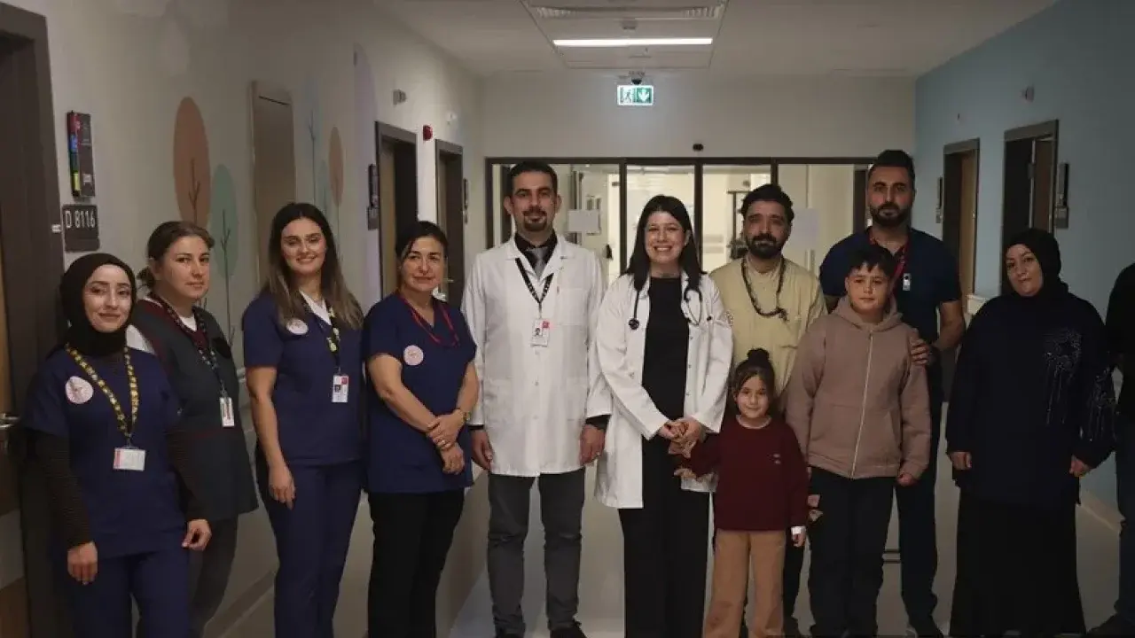  İki kardeşin kalbindeki delik aynı gün ameliyatsız kapatıldı
