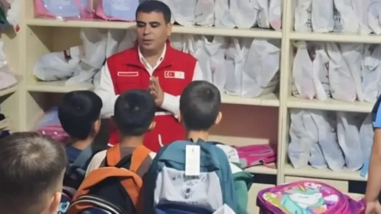 Türk Kızılay Sur Şubesinden öğrencilere kırtasiye ve çanta desteği