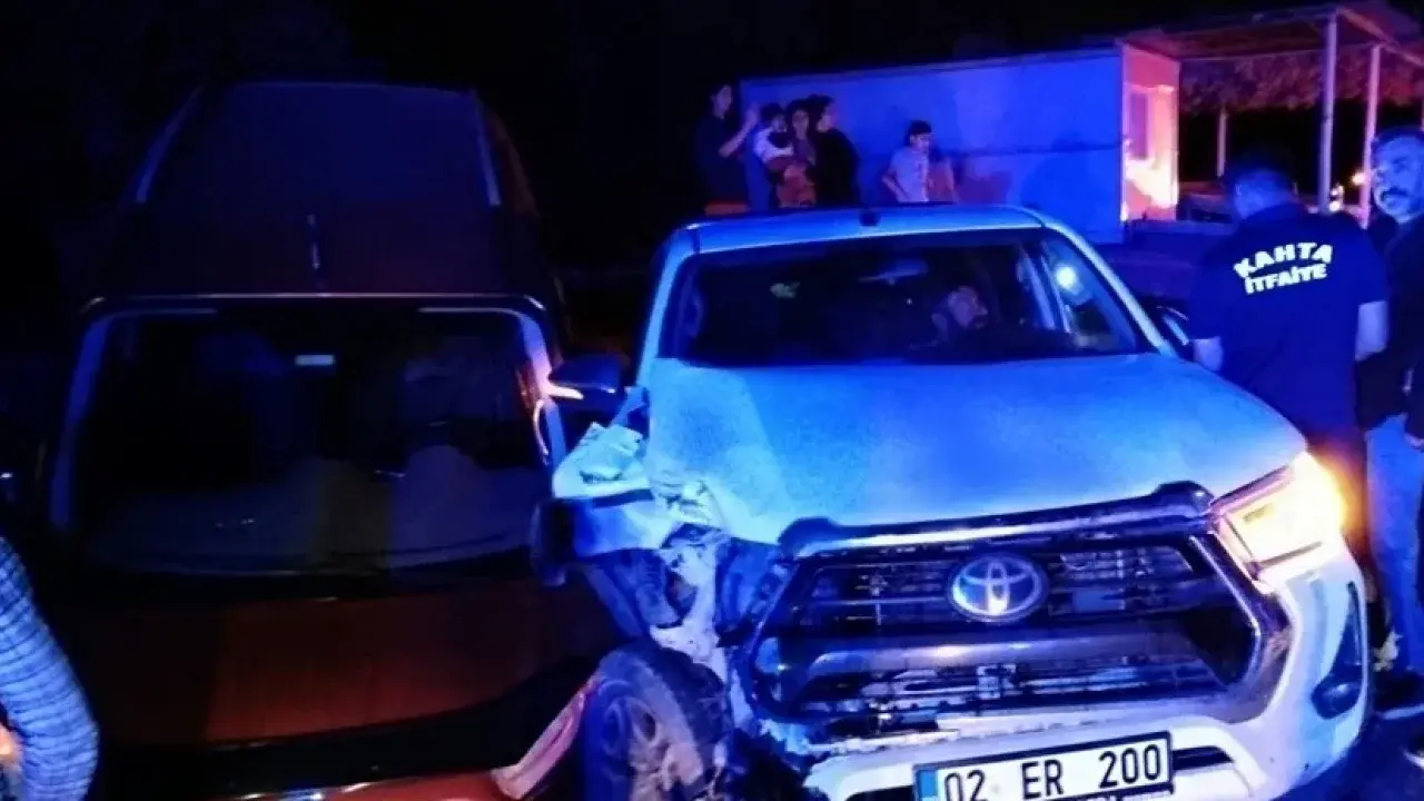Otomobil ile pikap çarpıştı, 8 kişi yaralandı