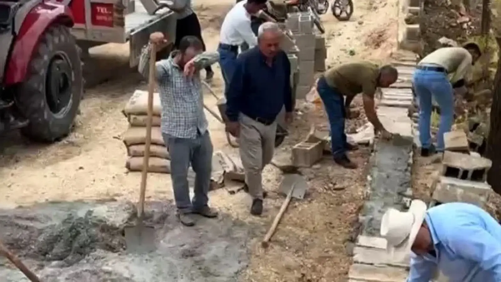 Mahalle sakinleri mezarlığın bakım ve onarımını imece usulüyle yaptı