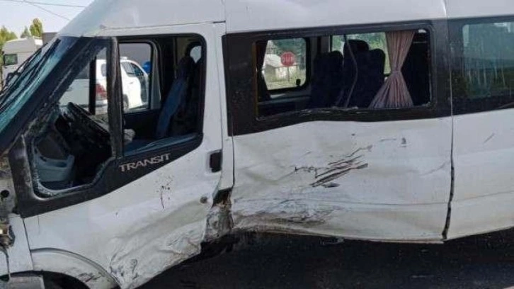 Ağrı'da hafif ticari ara&ccedil;la minib&uuml;s &ccedil;arpıştı, 12 kişi yaralandı