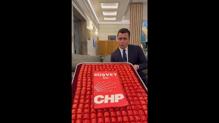 AK Parti'li Gökçek, TBMM'ye üzerinde, 'Rüşvet için CHP' yazılı baklavayla geldi