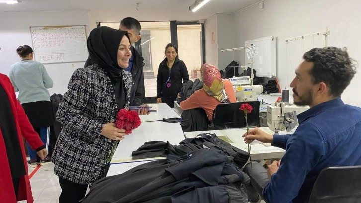 AK Parti vekil adayları Behiye Eker ve Ebru Sara&ccedil;oğlu iş&ccedil;ilerle buluştu