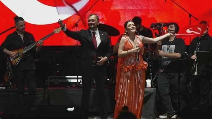 AK Partili başkandan skandal hareket: AK Partililere k&uuml;freden Mosso birlikte şarkı s&ouml;yledi