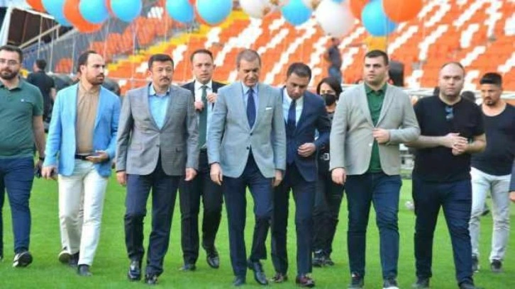 AK Parti'li &Ccedil;elik, gazeteciler ve sosyal medya fenomenleriyle buluştu