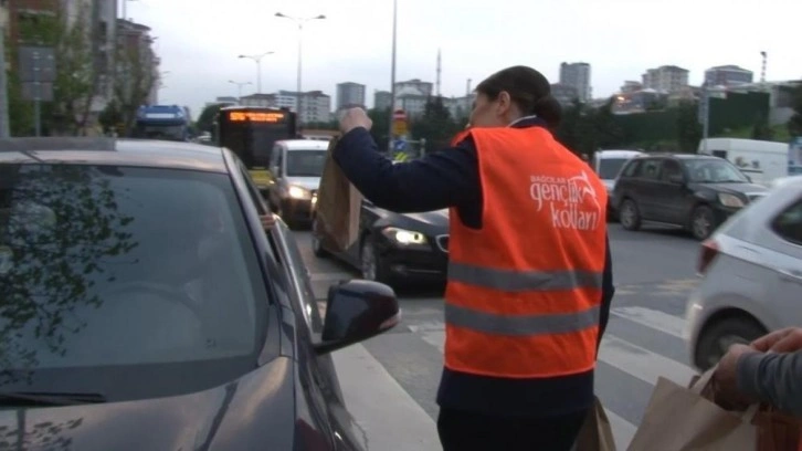 AK Partili milletvekili adayı Bağcılar&rsquo;da trafikte vatandaşlara iftarlık dağıttı