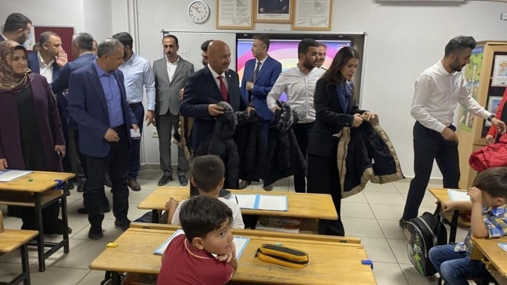 AK Partili milletvekilleri depremzede &ouml;ğrencilerin y&uuml;reğine dokundu