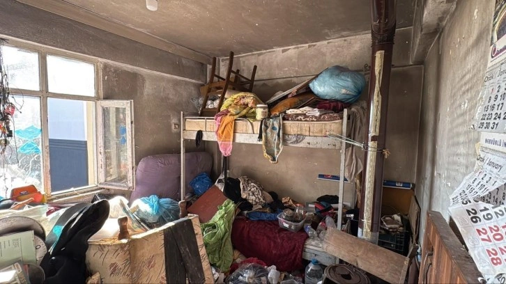 Akılalmaz g&ouml;r&uuml;nt&uuml;! Eve giren ekipler şoke oldu