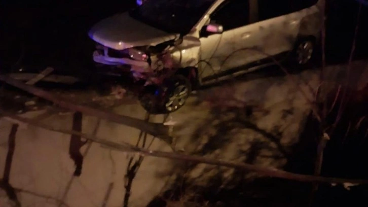 Akılalmaz kaza! Virajı alamayan otomobil evin damına uçtu