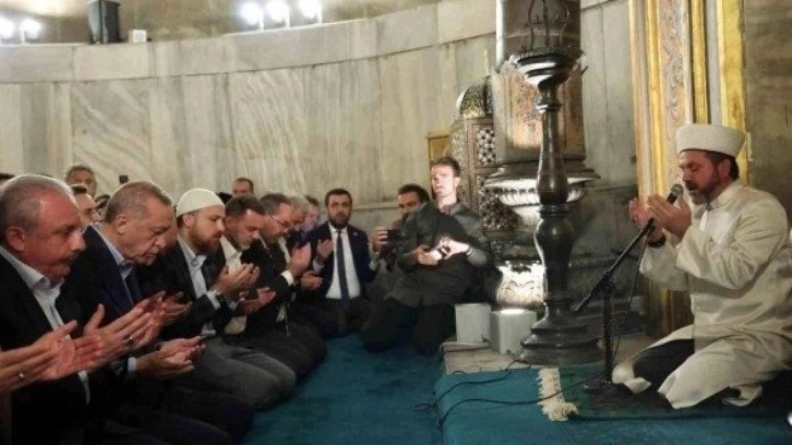 Akşam namazını Ey&uuml;psultan Camii'nde eda eden Cumhurbaşkanı Erdoğan'a sevgi seli!