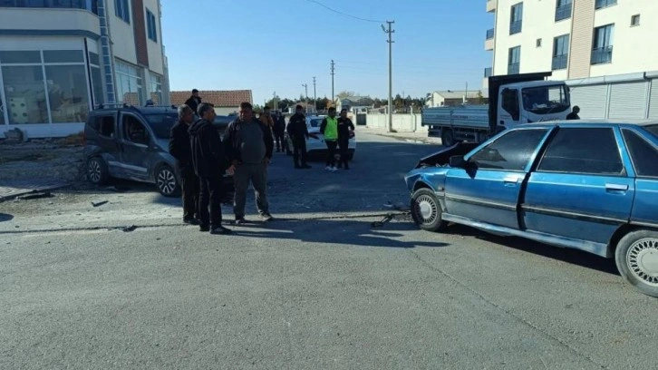 Aksaray'da hafif ticari araç ile otomobil çarpıştı: 7 yaralı