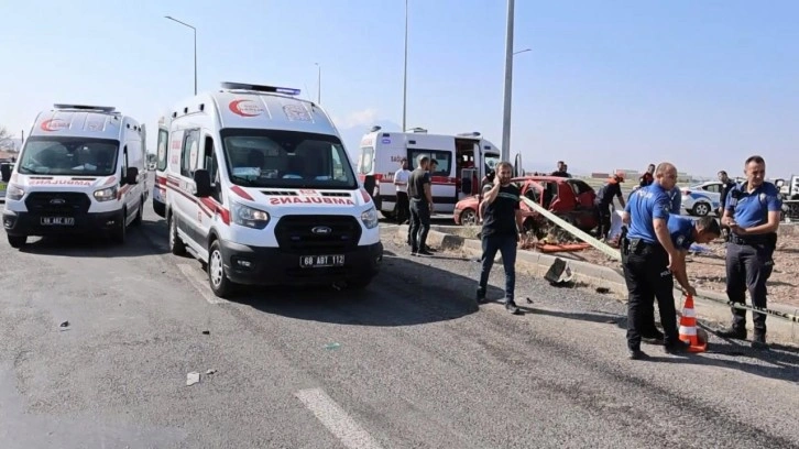 Aksaray'da sınava öğrenci götüren iki araç çarpıştı: 1 ölü, 10 yaralı