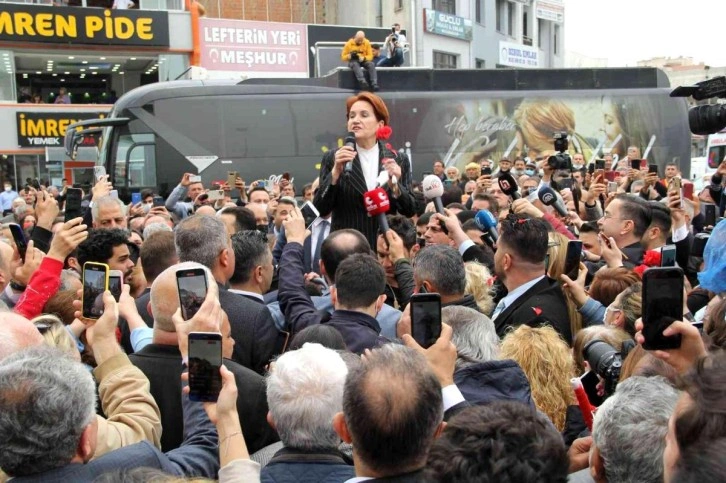 Akşener'den CHP'nin kalesi İzmir'de g&ouml;vde g&ouml;sterisi! Emeklilere s&ouml;z verdi
