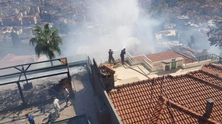 Alanya'da otluk alanda &ccedil;ıkan yangın villaları da yaktı