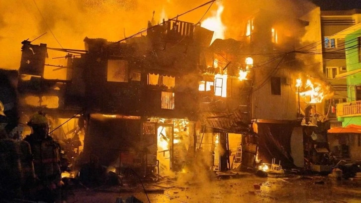 Alevler geceyi aydınlattı! Filipinler'de bin kişi evsiz kaldı!