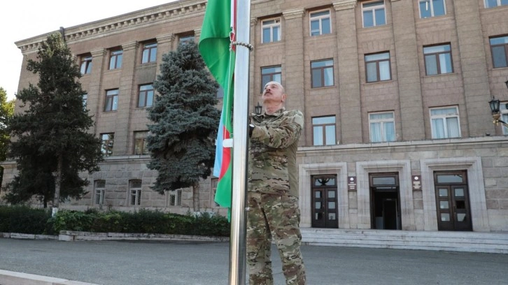 Aliyev, Hankendi ve Hocalı'da Azerbaycan bayrağını g&ouml;ndere &ccedil;ekti