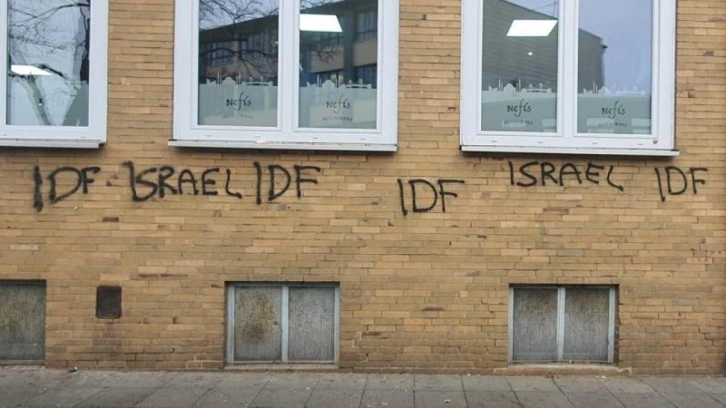 Almanya'da Türk camilerine çirkin saldırı... Cemaat sabah namazında şoke oldu