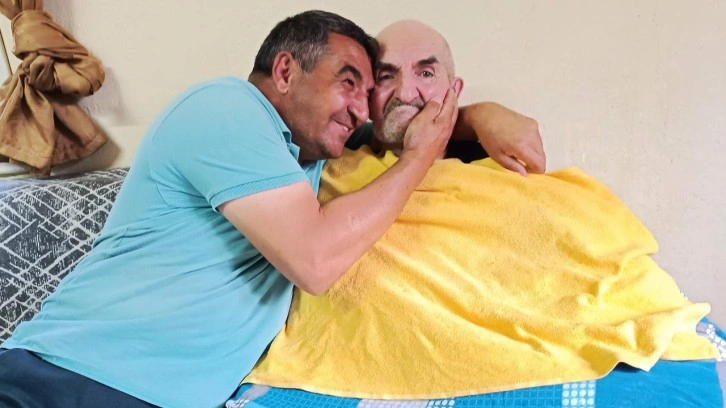 Altı yıldır felçli babasına bakıyor: Gönüllü olduktan sonra hiçbir şey zor gelmez