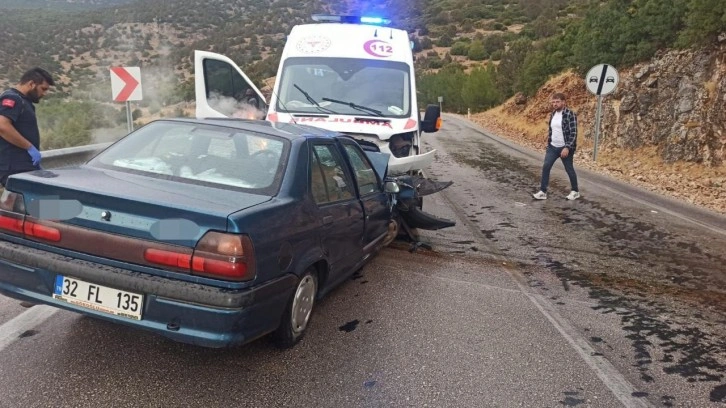 Ambulans ile otomobil kafa kafaya çarpıştı: 4 yaralı