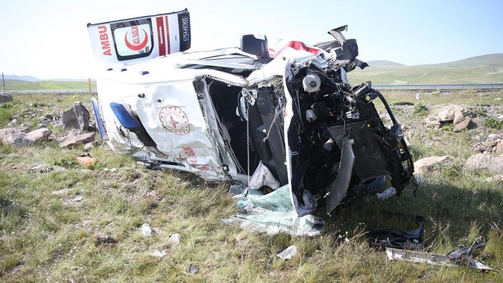 Ambulans şarampole devrildi: 4 sağlıkçı yaralandı