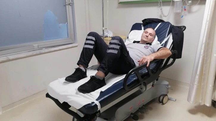 Ambulansla acil servise getirilen sarhoş g&uuml;venlik g&ouml;revlisini bı&ccedil;akladı