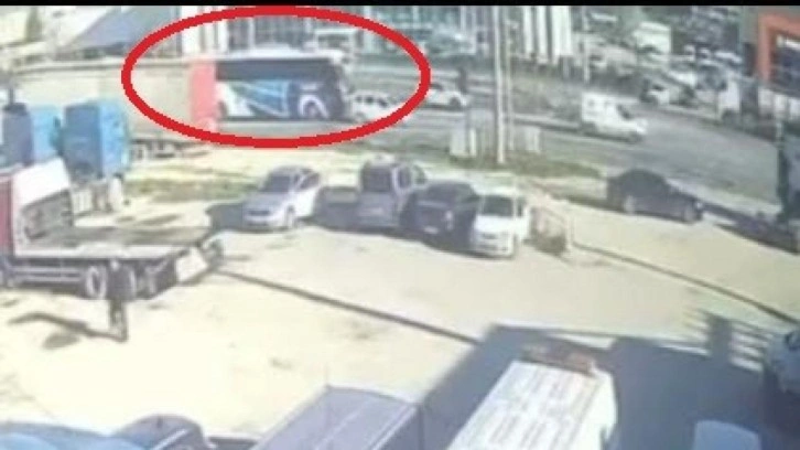 Ani fren faciası: Yolcu otob&uuml;s&uuml; otomobili metrelerce savurdu